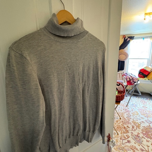 Turtle neck sweaters, one gray, one black, lot of two - Picture 2 of 2